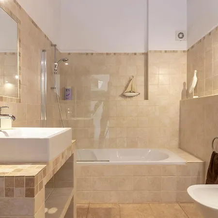 Diane Luxury Ocean Views Pool Hébergement de vacances *